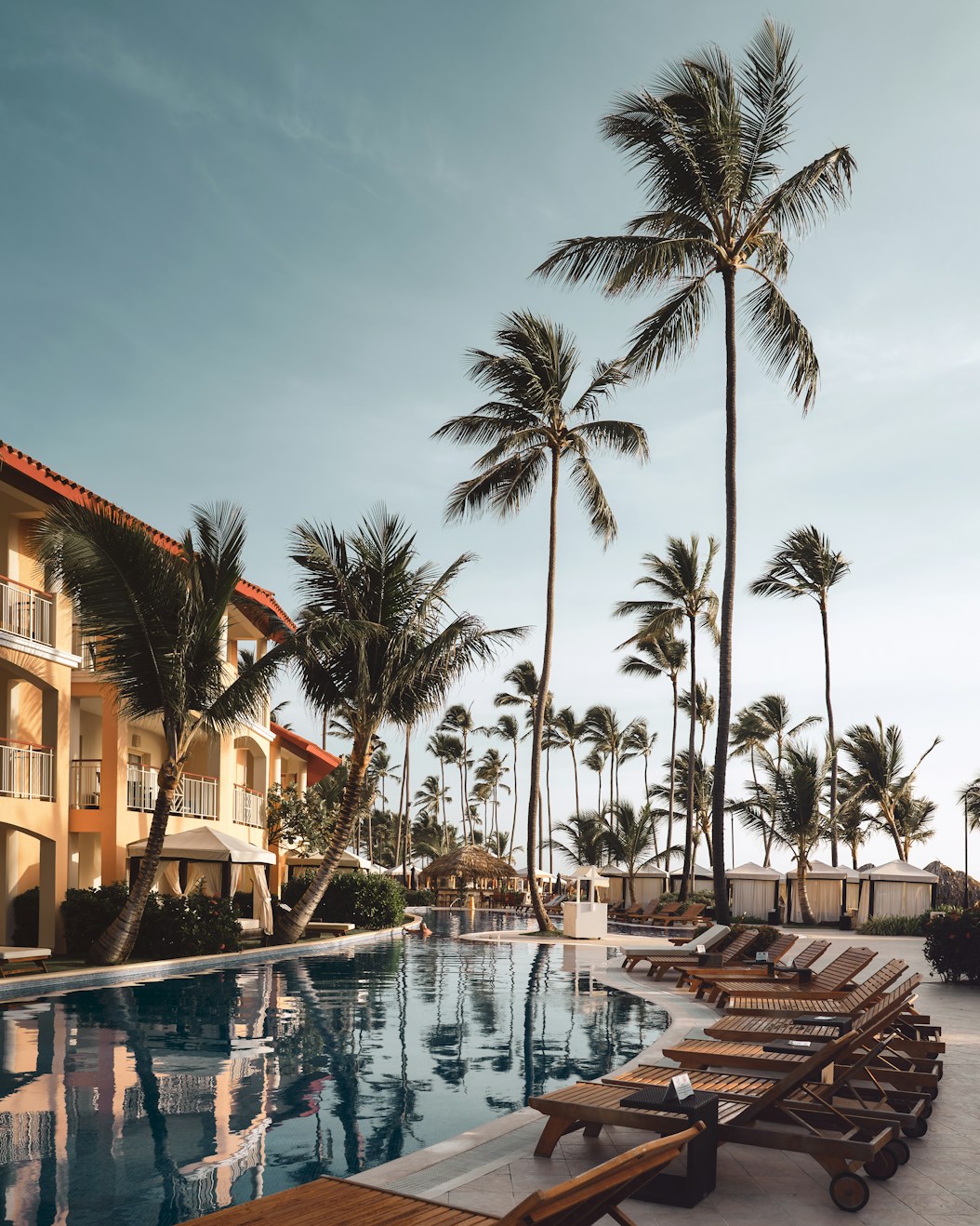 Resort con palmeras y alberca en Filipinas
